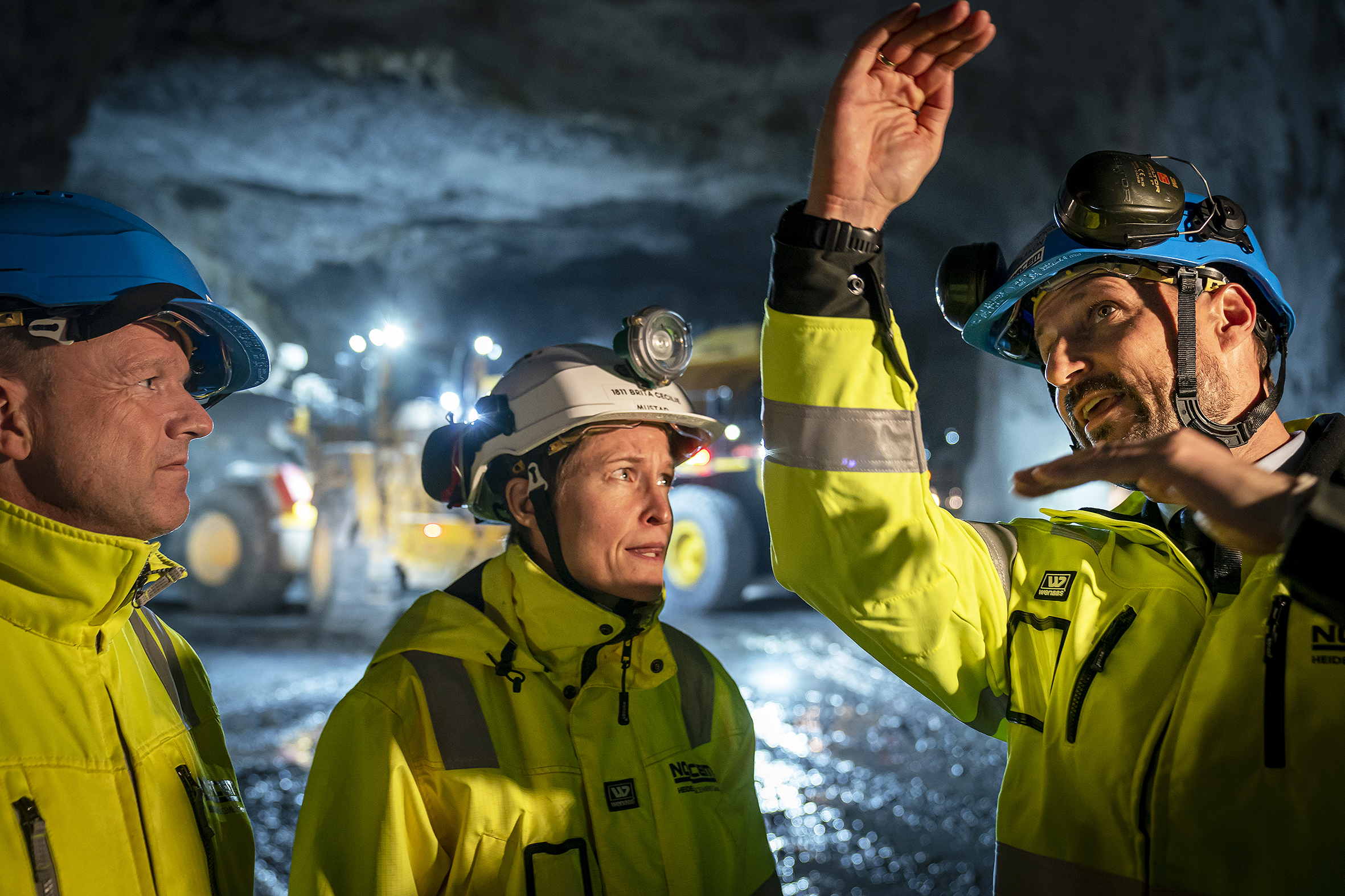 Kronprinsen i gruva med f.v NHO-sjef Ole Erik Almlid og gruvesjef Brita C Mustad.   Foto: NTB Scanpix