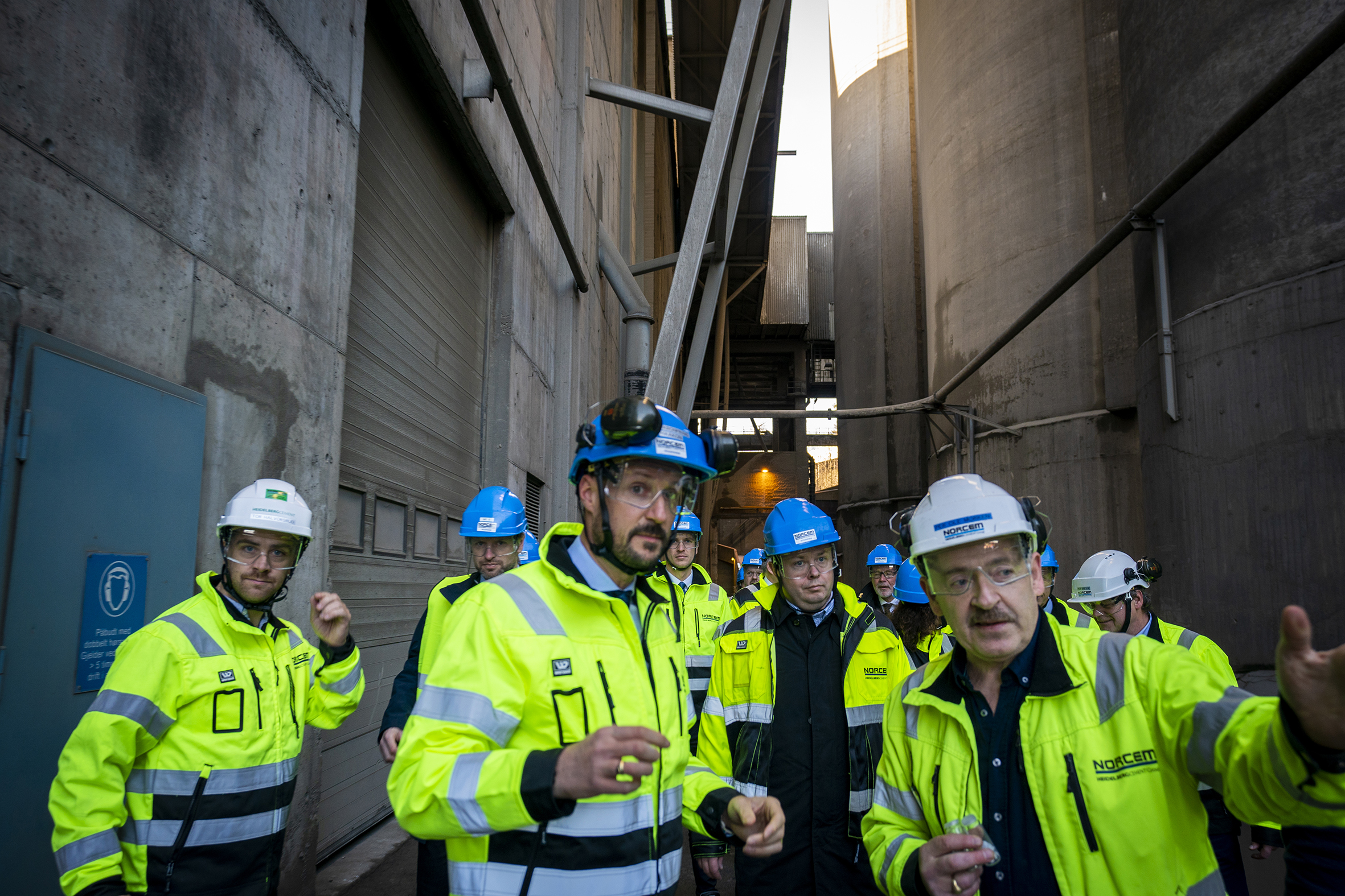 Fabrikksjef Per Ole Morken guider HKH på fabrikken. Kommunikasjonssjef i HeidelbergCement,Tor Halvorsrud (t.v.) og ordfører i Porsgrunn, Robin Koss er også med.   Foto: NTB Scanpix